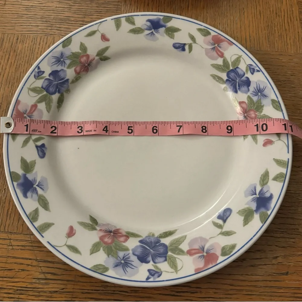 Set of 2 Majesticware by Oneida Freesia floral stoneware dinner plates, 11”